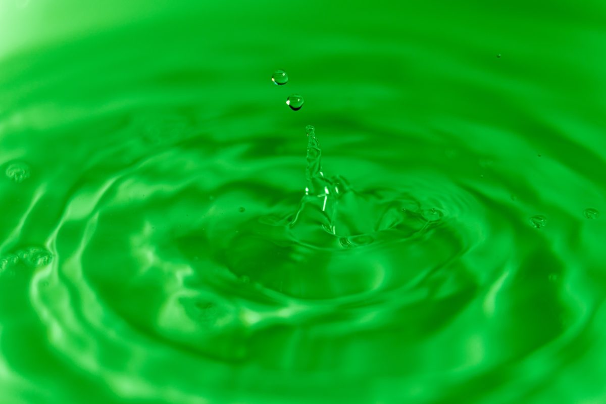 Gota de agua sobre fondo verde